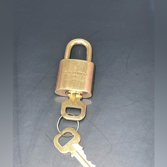 Authentic Louis Vuitton lock and key 306 - Picture 5 of 8